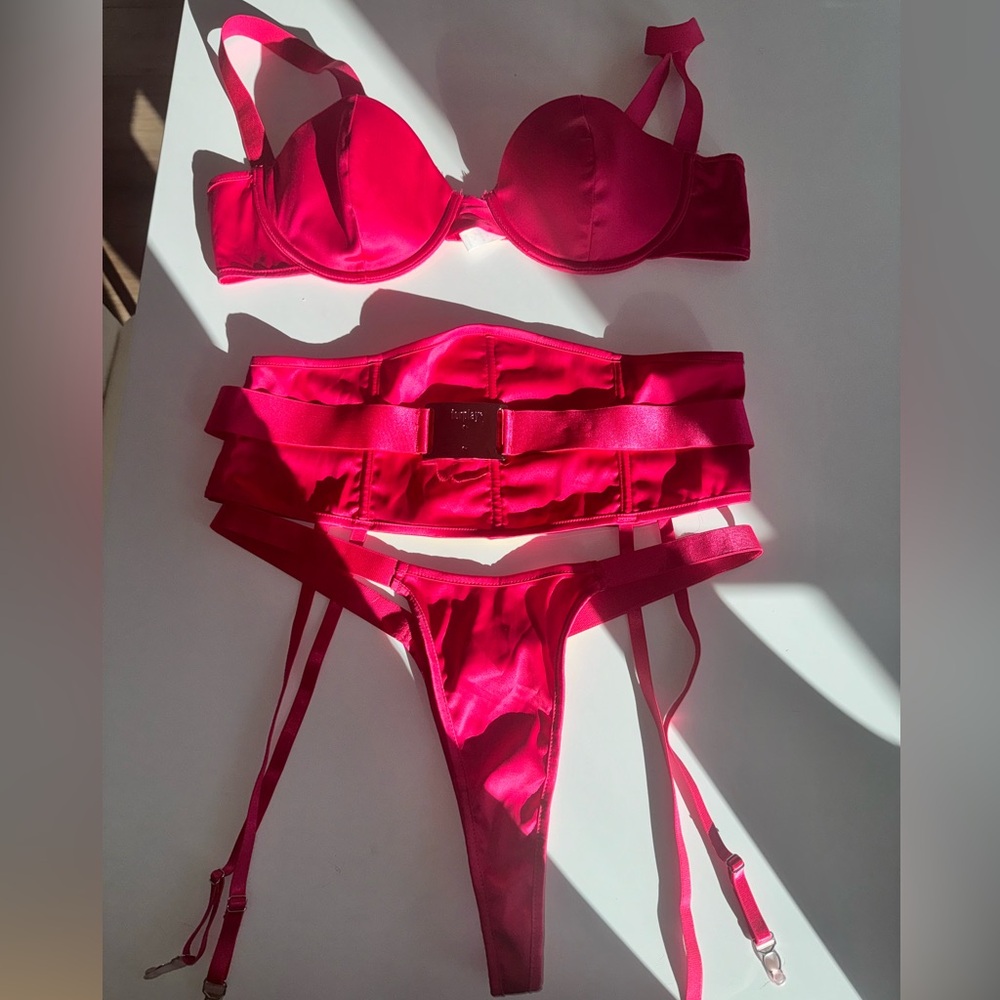 Hot pink satin VDay set 💕